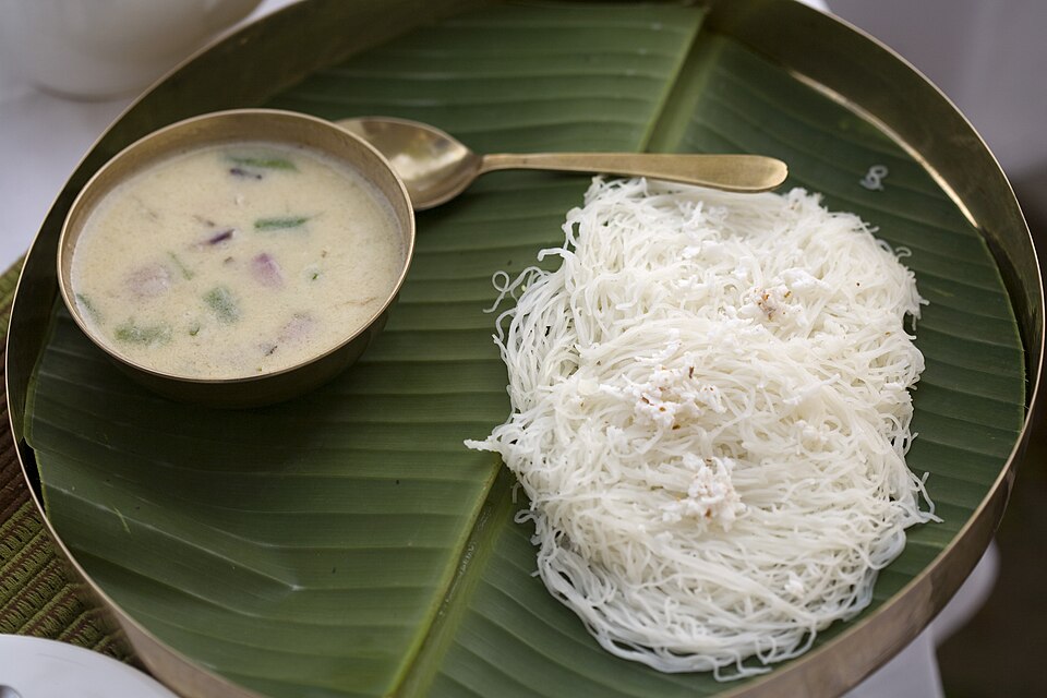 Rote-Reis String Hoppers (Idiappam) mit Sothi & Sambol